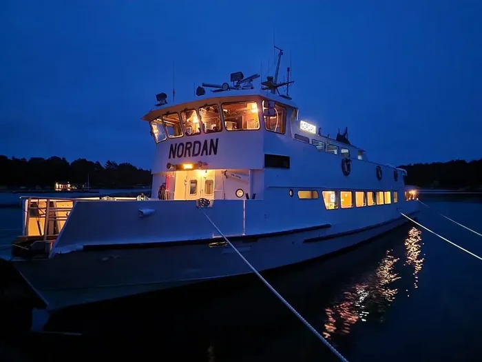 Båt i kvällsljus i skärgården