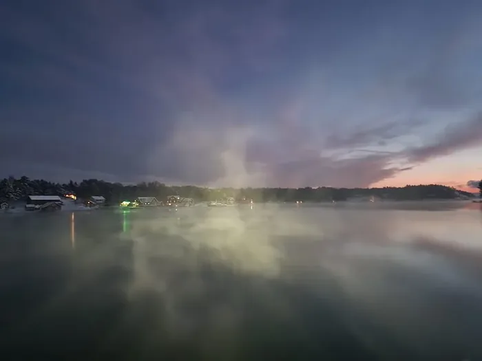 Båt vid brygga i Ingmarsö