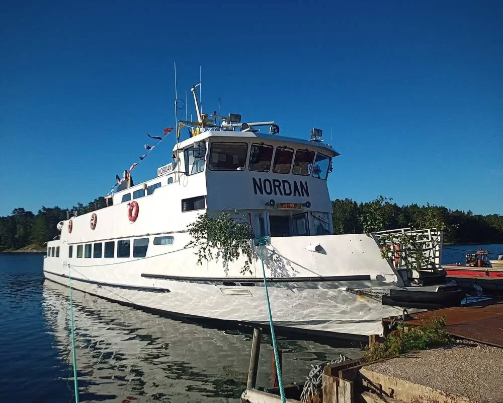 Fartyget Nordan vid bryggan i Stockholms mellanskärgård